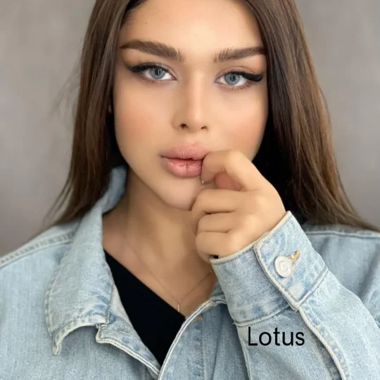 لنز رنگی یونیک lotus